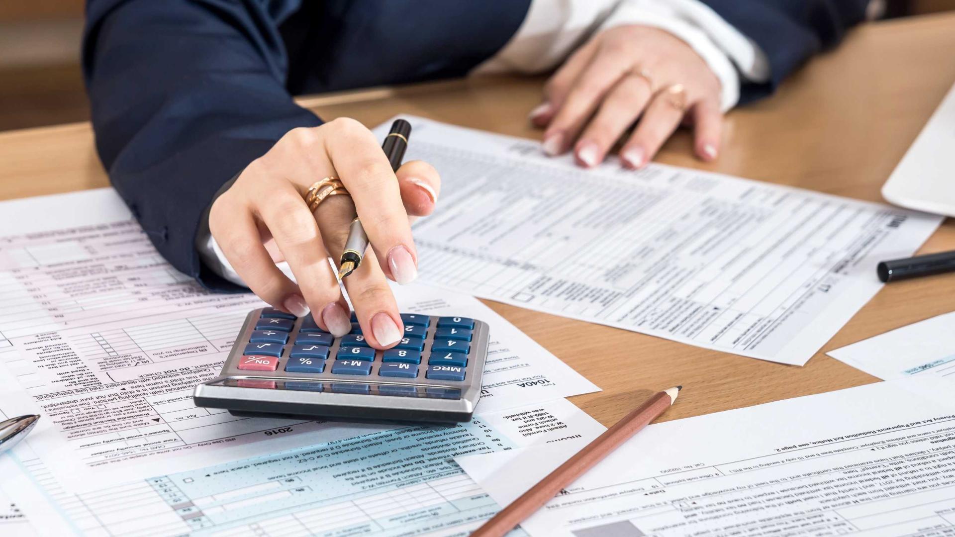 woman doing her taxes