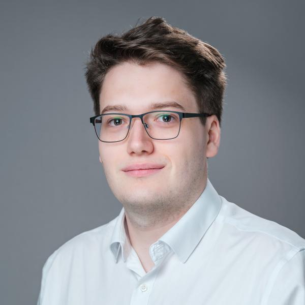 Max Warner headshot